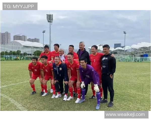 外国足球明星与国足球员合影留念 展现国际友谊与足球文化交流