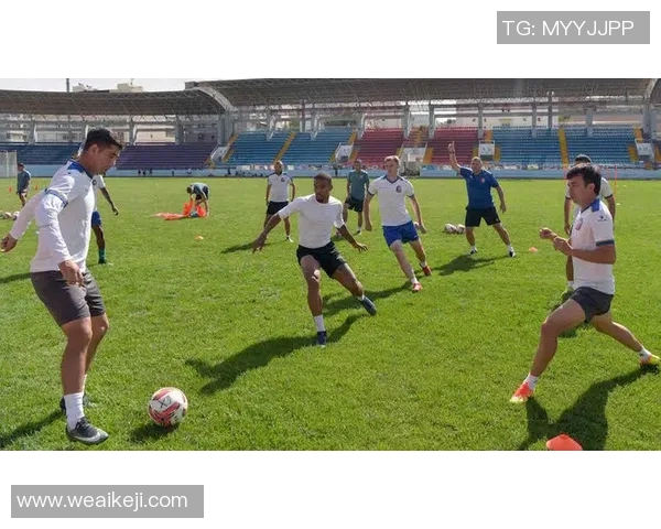 年轻帅气足球星引领潮流成为全球瞩目焦点掀起新一轮足球魅力风潮